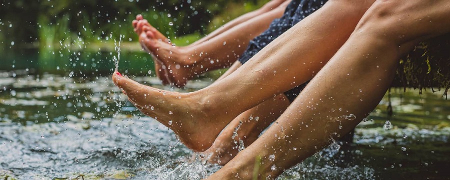 Se pone a lavarles los pies